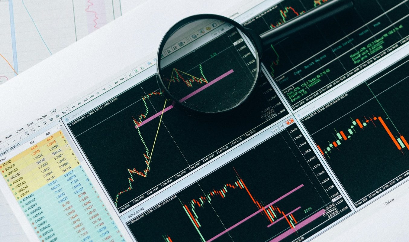 why high-net-worth retirees prefer gold over stocks in 2025